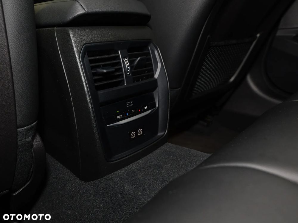 BMW Seria 3 320d xDrive mHEV - 36