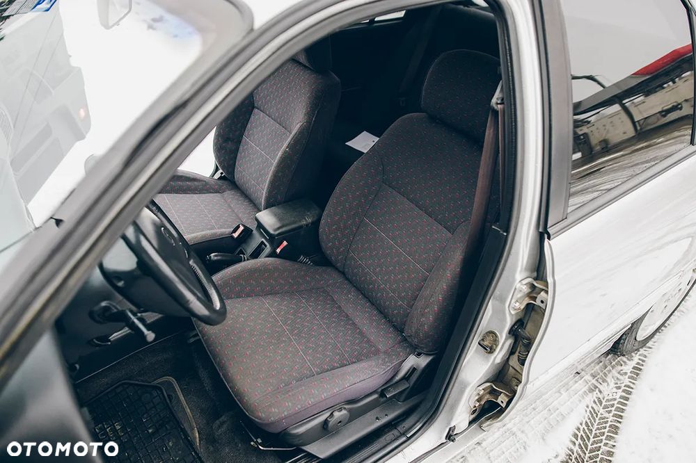 Hyundai Lantra - 16