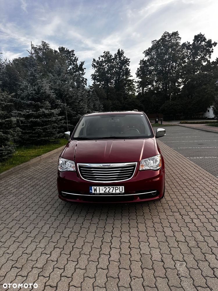 Chrysler Town & Country - 4