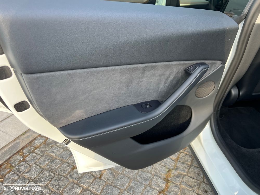 Tesla Model Y Standard RWD - 14