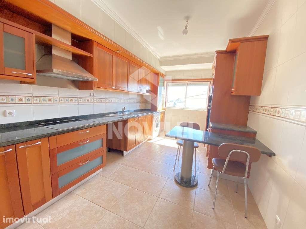 T3 Ultimo andar com elevador muito soalheiro e totalmente mobilado. - Grande imagem: 5/16