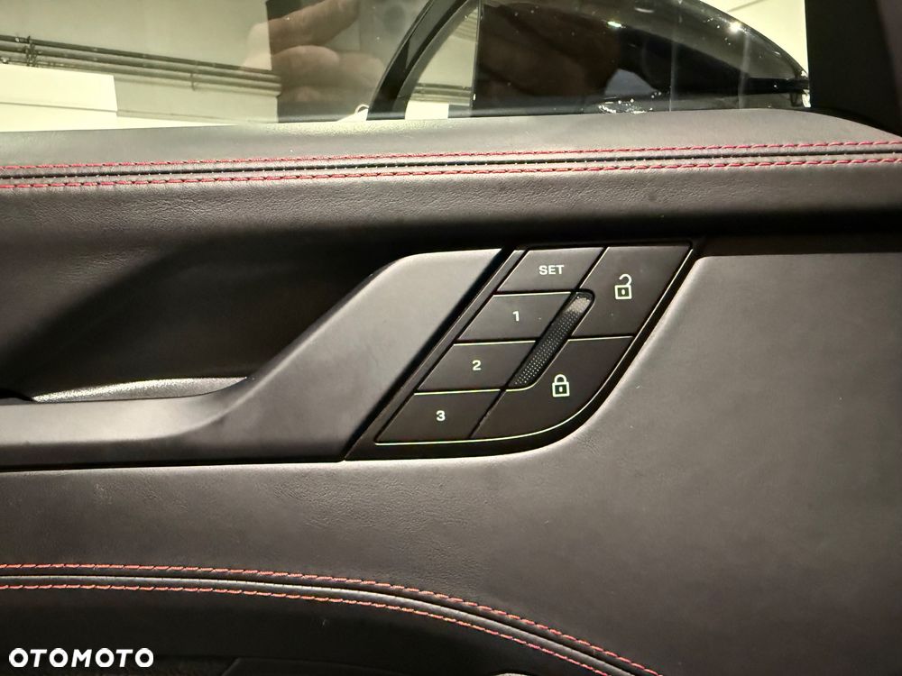 Porsche 911 Carrera T-Hybrid 4 GTS - 24