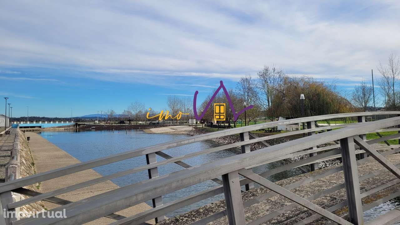 Moradia para remodelar junto à praia da Ereira - Grande imagem: 2/16