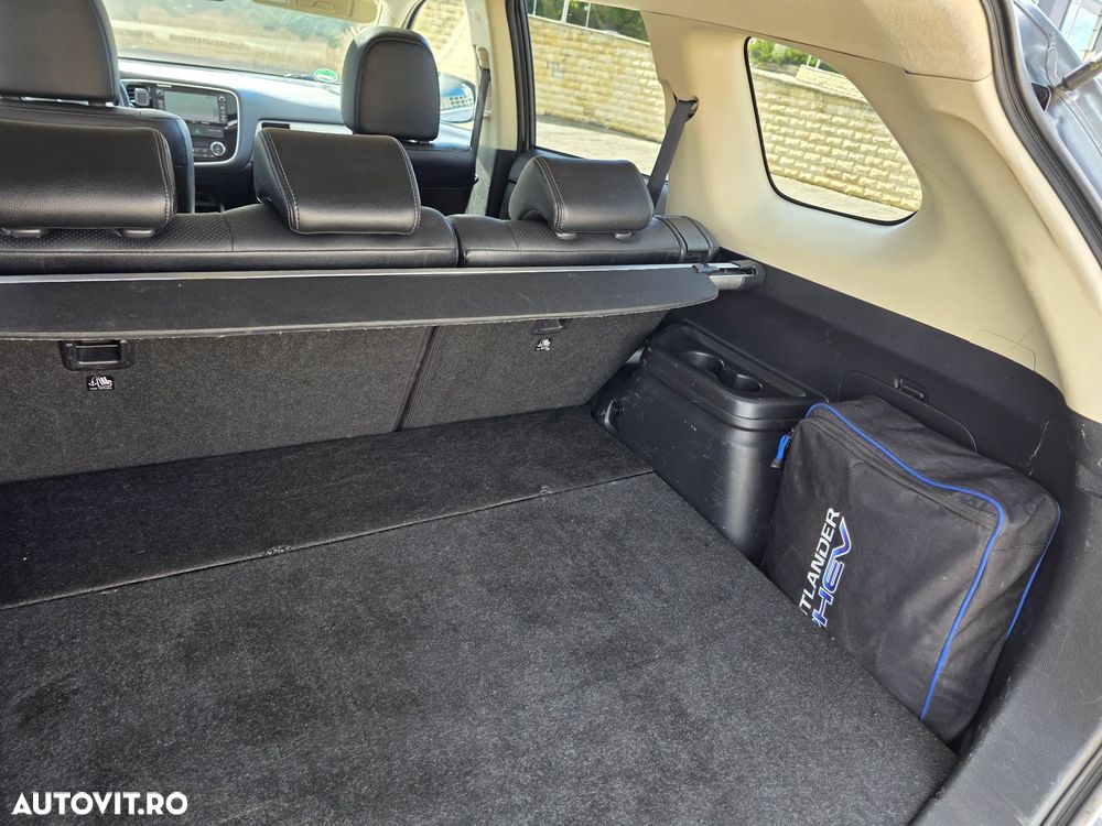 Mitsubishi Outlander 2.0 4WD Plug-In Hybrid Top - 38