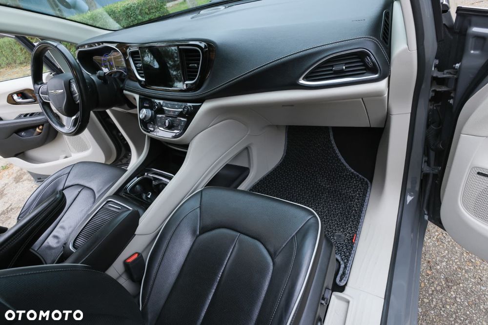Chrysler Pacifica 2022 photo 2