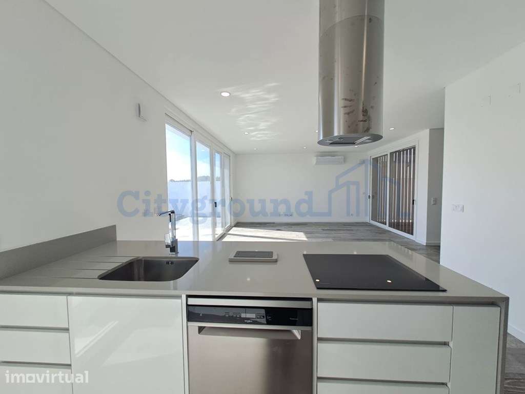 Moradia T2 com garagem e piscina junto à praia - Grande imagem: 5/33