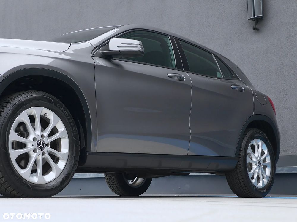 Mercedes-Benz GLA 180 7G-DCT - 37