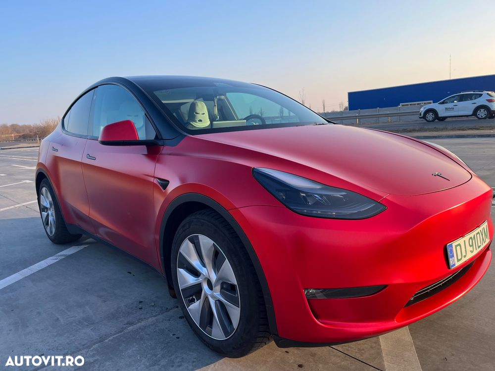 Tesla Model Y - 8