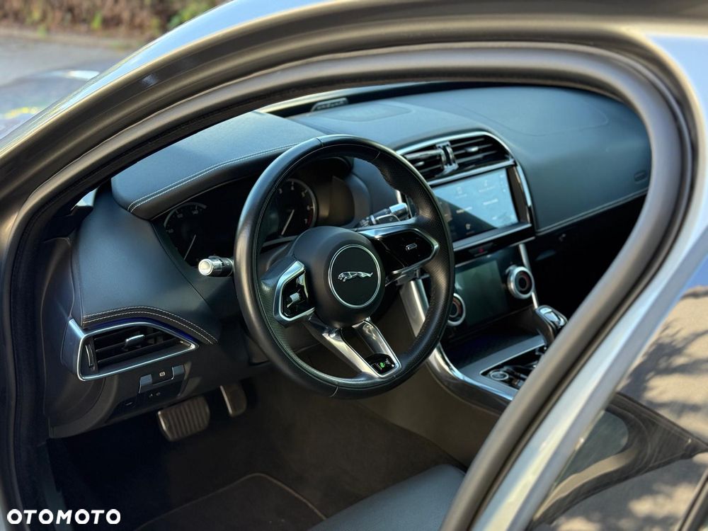 Jaguar XE 2.0 P250 R-Dynamic Black - 15
