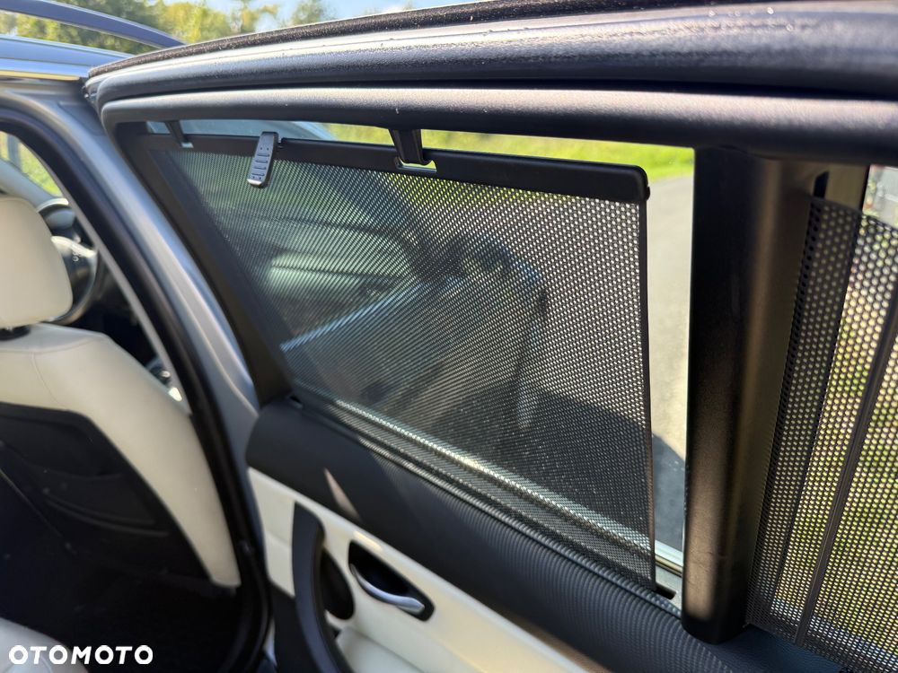BMW Seria 3 325i Touring - 33