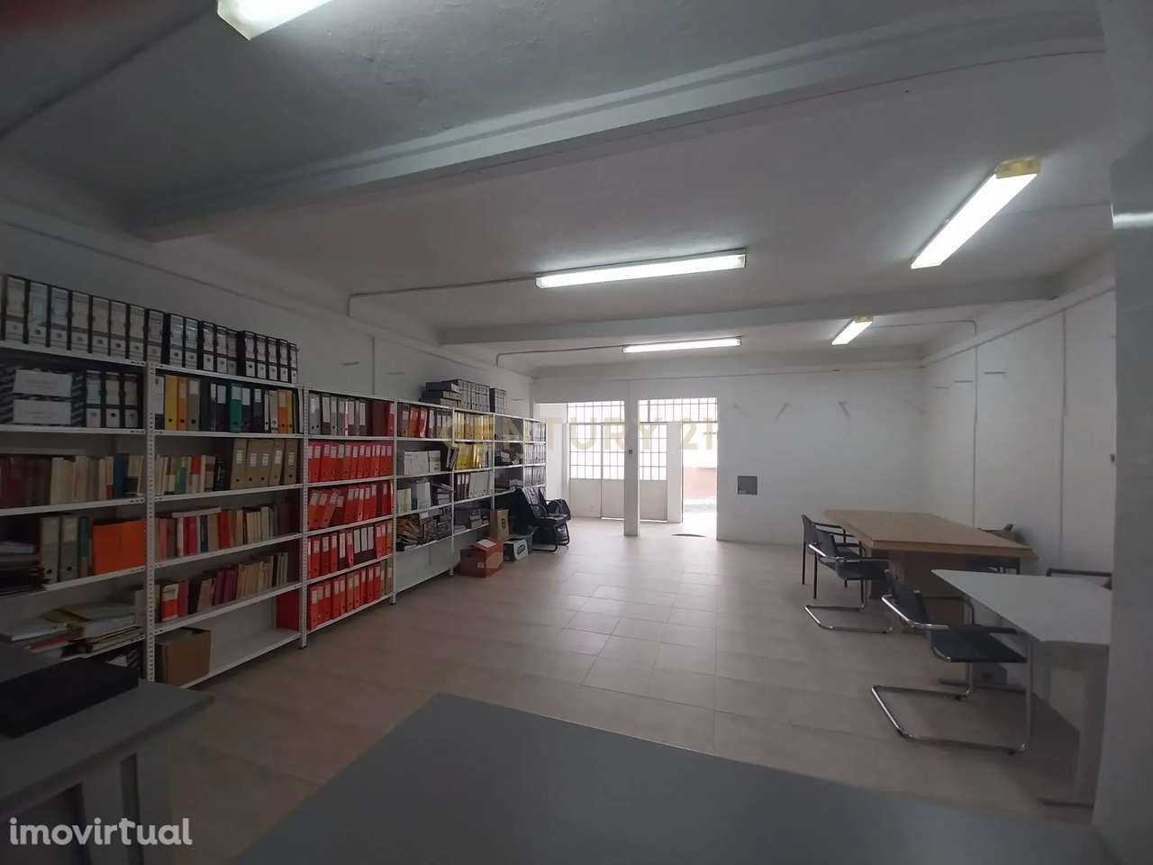 Loja R/ch inserida dum prédio de habitações de 1º e 2º andares. - Grande imagem: 5/20