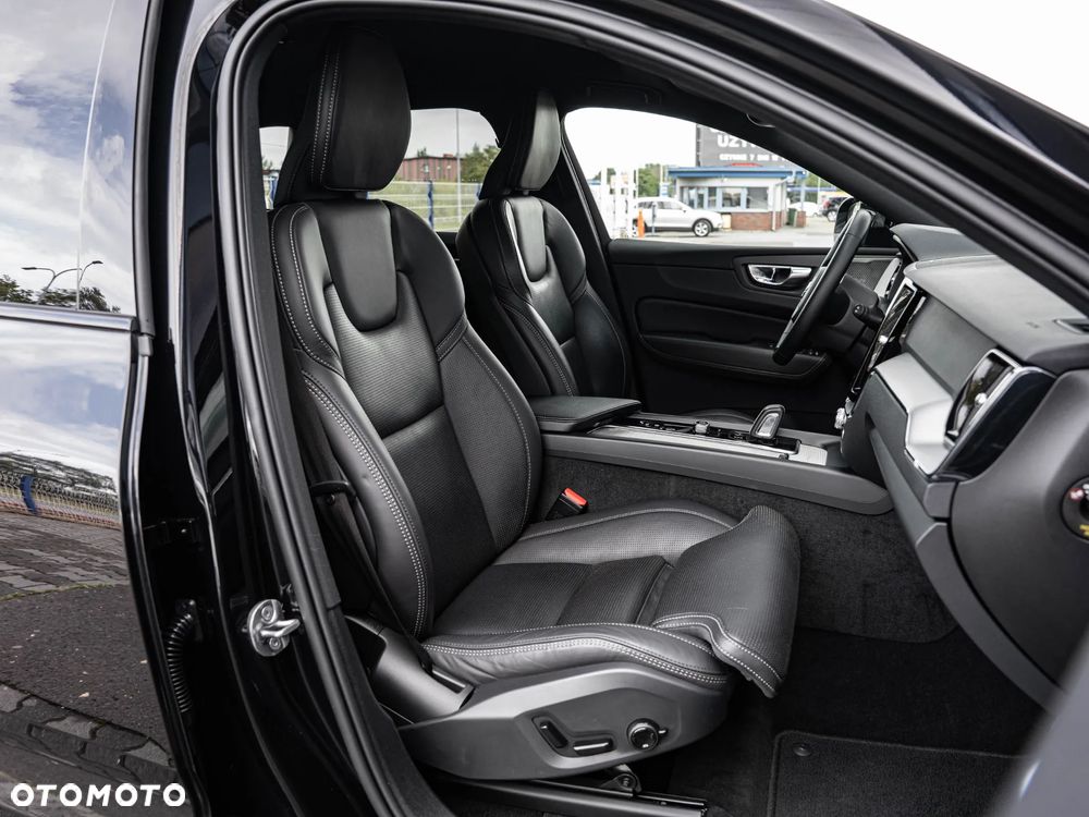 Volvo XC 60 B4 D Plus Dark - 25