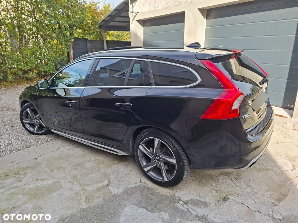 Volvo V60 D6 AWD Plug-in Hybrid R-Design Summum - 4