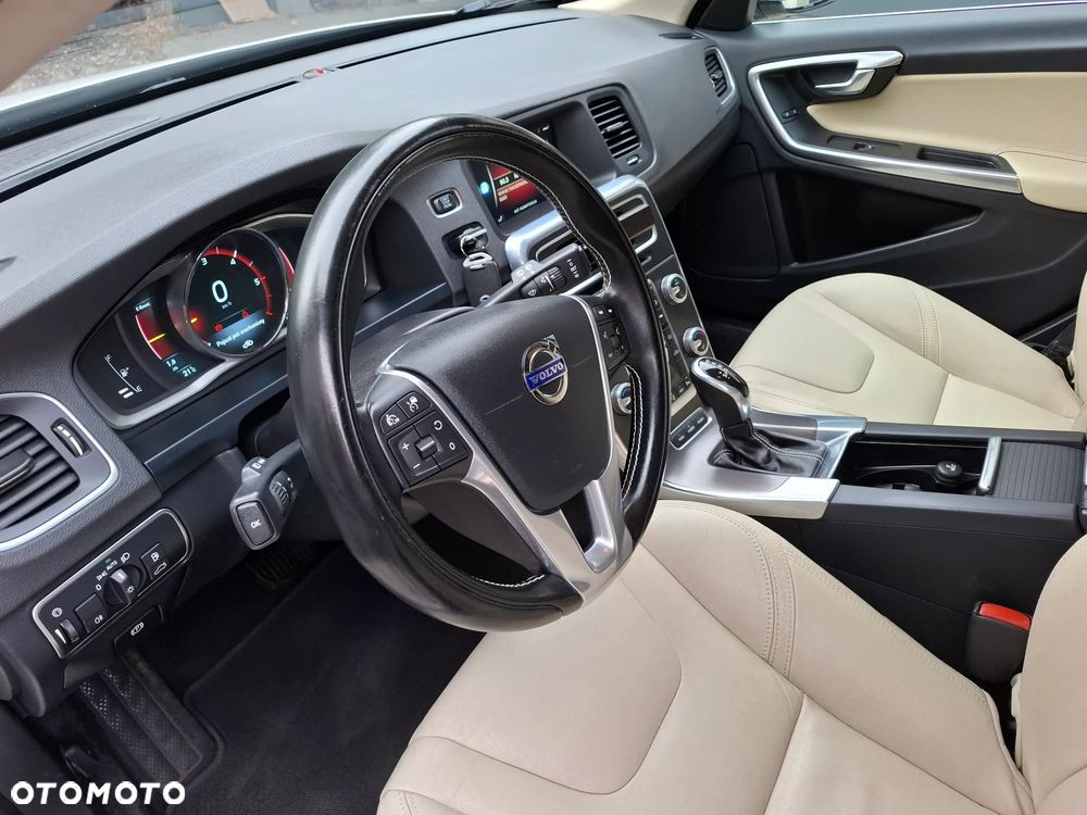 Volvo V60 D6 AWD Plug-in Hybrid Momentum - 2