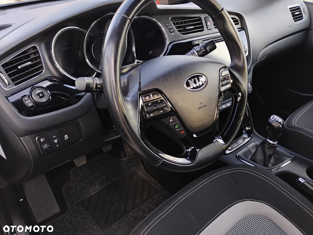 Kia Ceed 1.6 GDI Dream Team Edition - 24