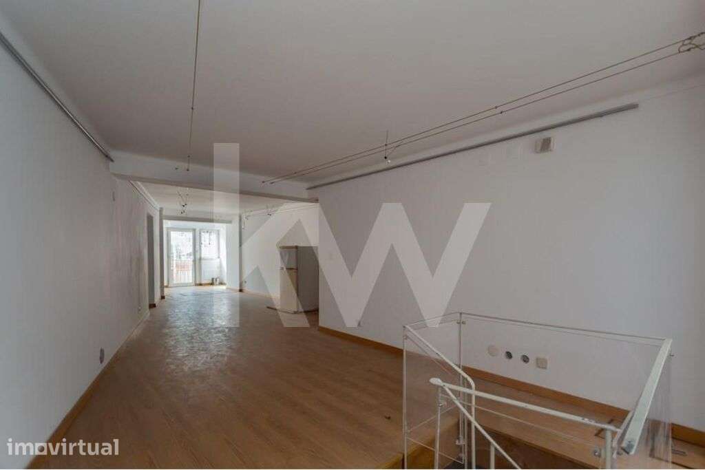 Lisboa | Imóvel com 102m2 c/ possibilidade de transformação em Duplex - Grande imagem: 2/18