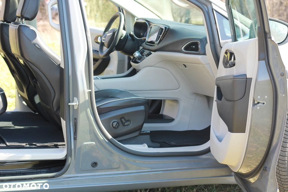 Chrysler Pacifica - 23