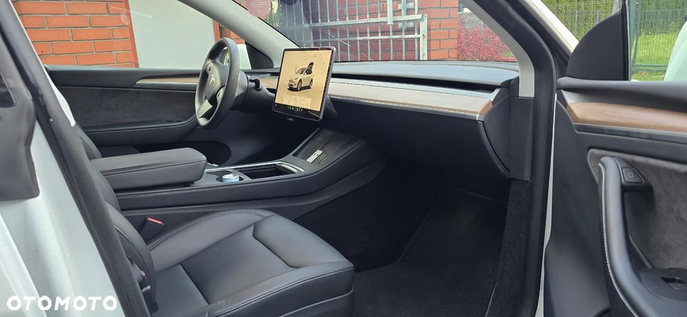 Tesla Model Y - 9