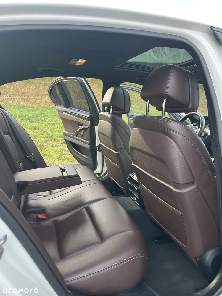 BMW Seria 5 550i xDrive Luxury Line - 28