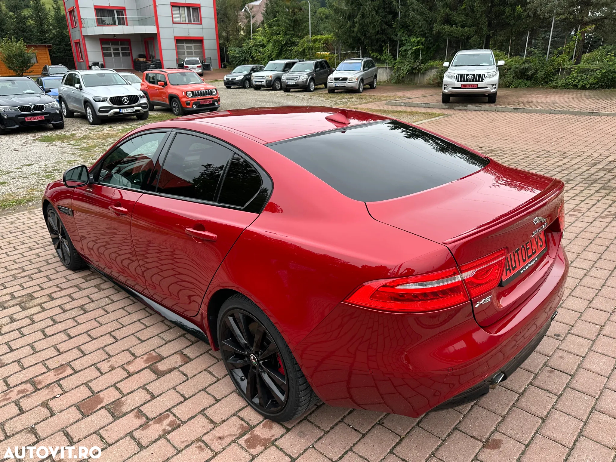 Jaguar XE RWD S - 12