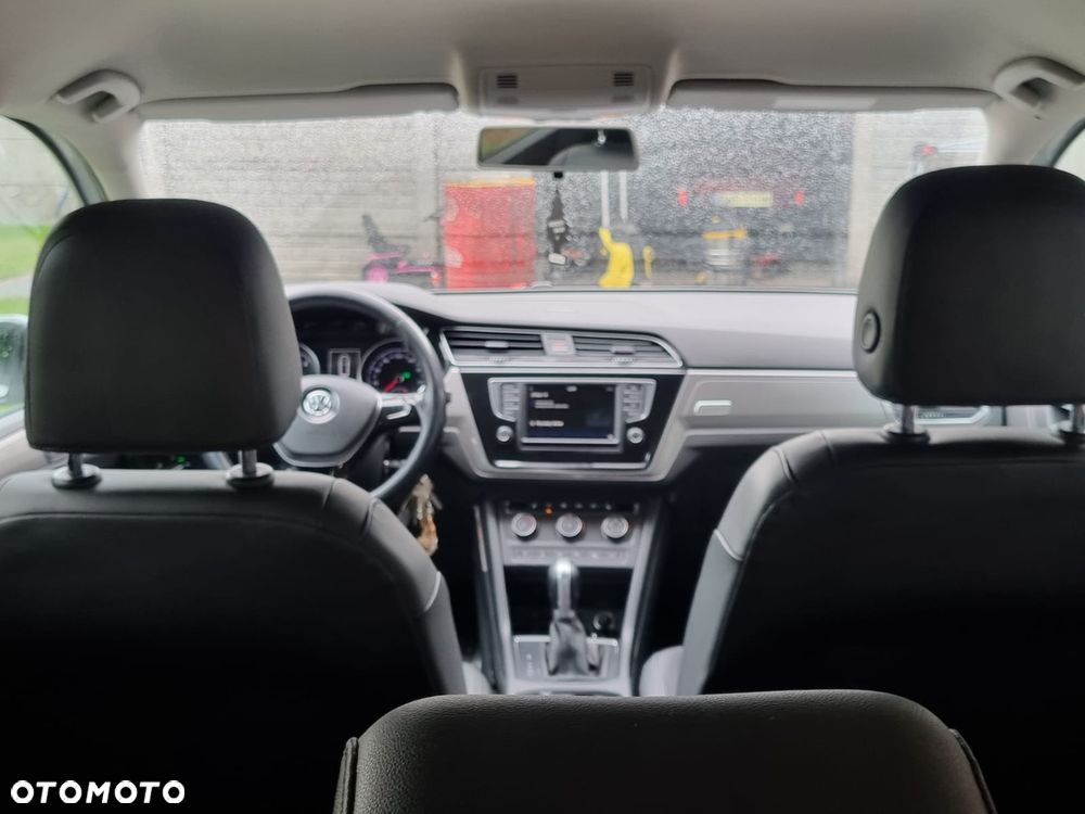Volkswagen Touran - 11