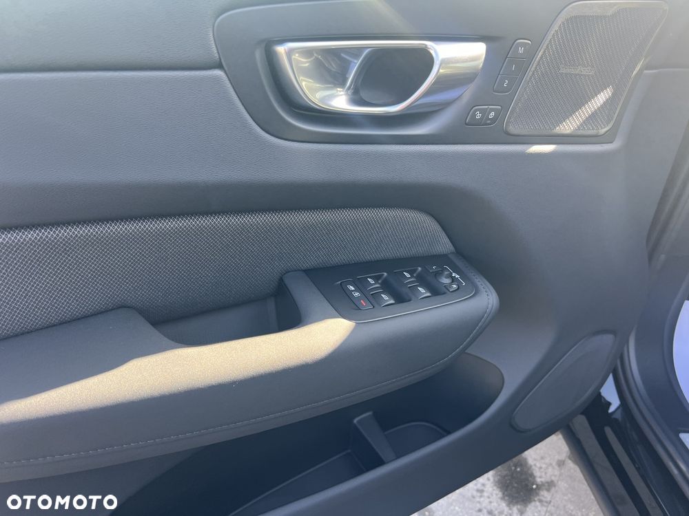 Volvo XC 60 B5 B AWD Plus Black Edition - 26