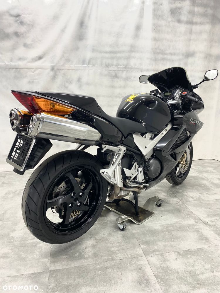 Honda VFR - 3