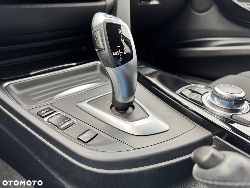 BMW Seria 3 318d DPF Touring Edition Sport - 16