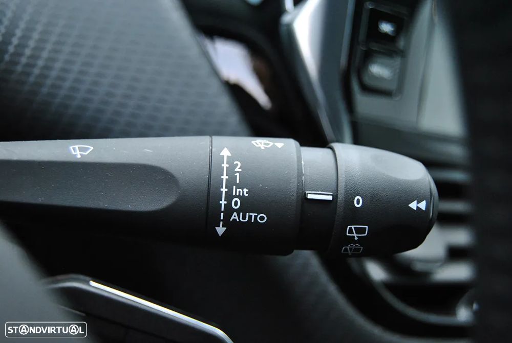 Peugeot 208 1.2 PureTech Signature - 28