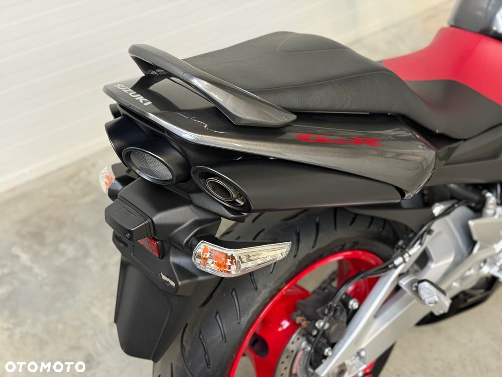 Suzuki GSR - 19