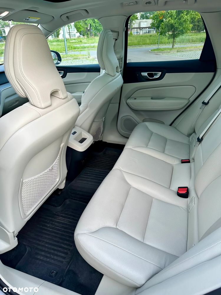 Volvo XC 60 B5 B AWD Plus Dark - 10