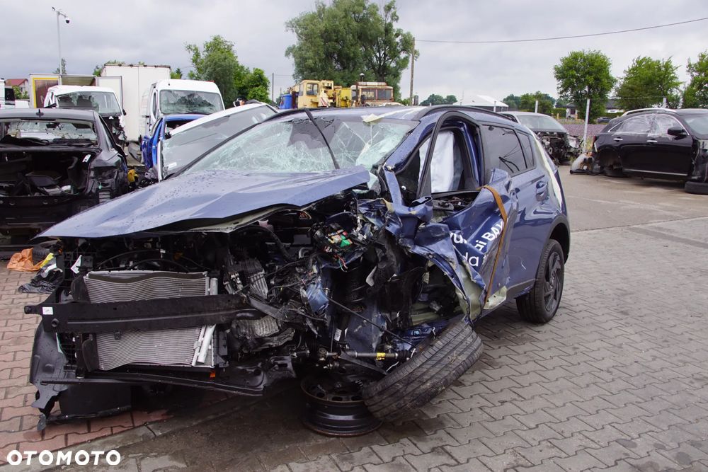 Auto na części - Hyundai Bayon Lift 1.0 T-GDI 90 KM G3LE D7GF1 UC3 2026R Silnik Skrzynia Drzwi Błotnik Klapa Zderzak Lampa Lusterko Klamka Szyba Deska Kokpit Sterownik Moduł Czujnik Licznik Wyświetlacz Panel Kierownica - 1