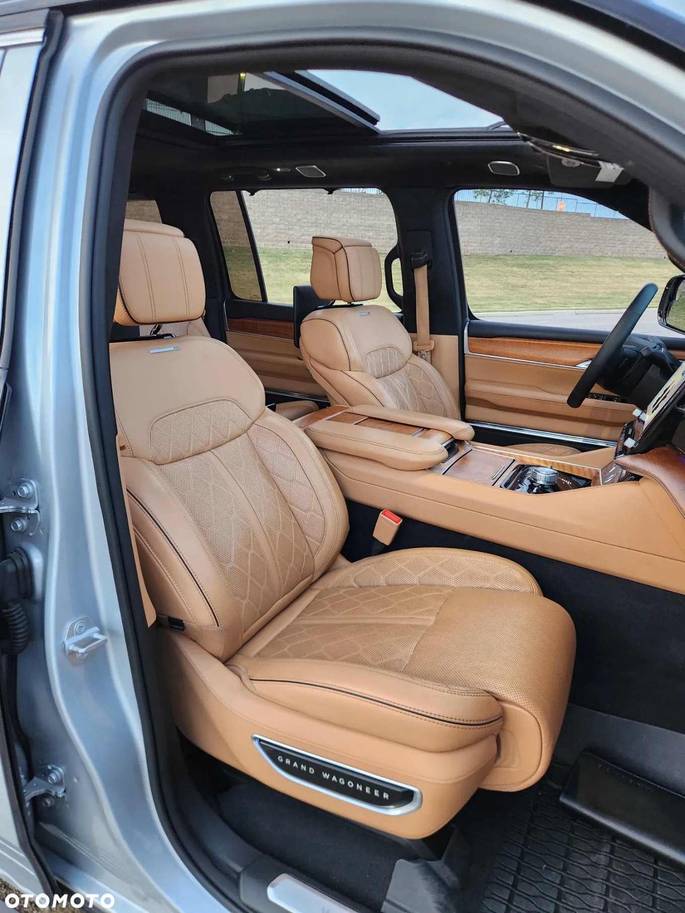 Jeep Grand Wagoneer - 30