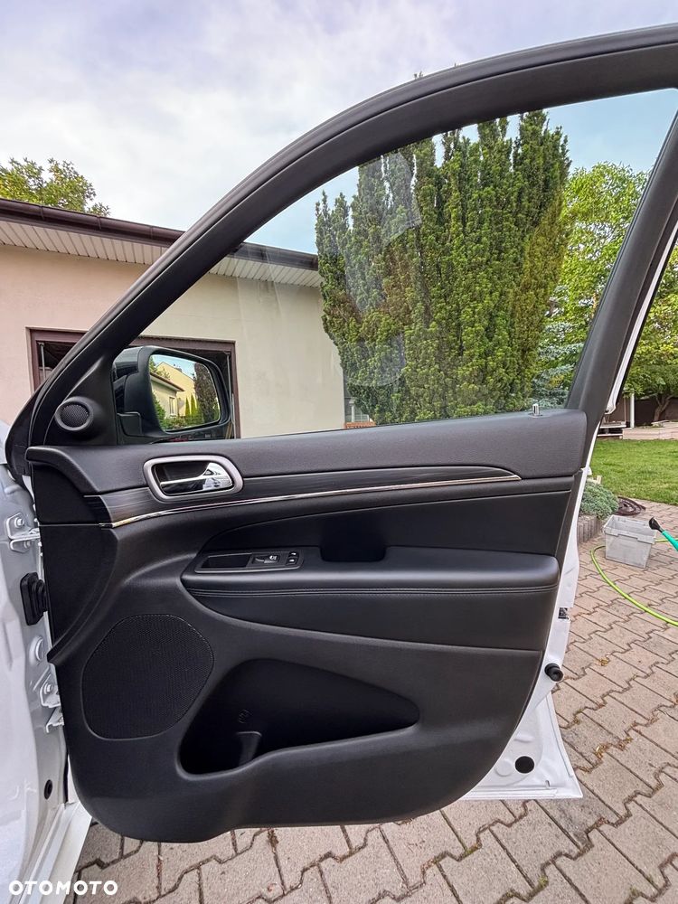 Jeep Grand Cherokee - 21