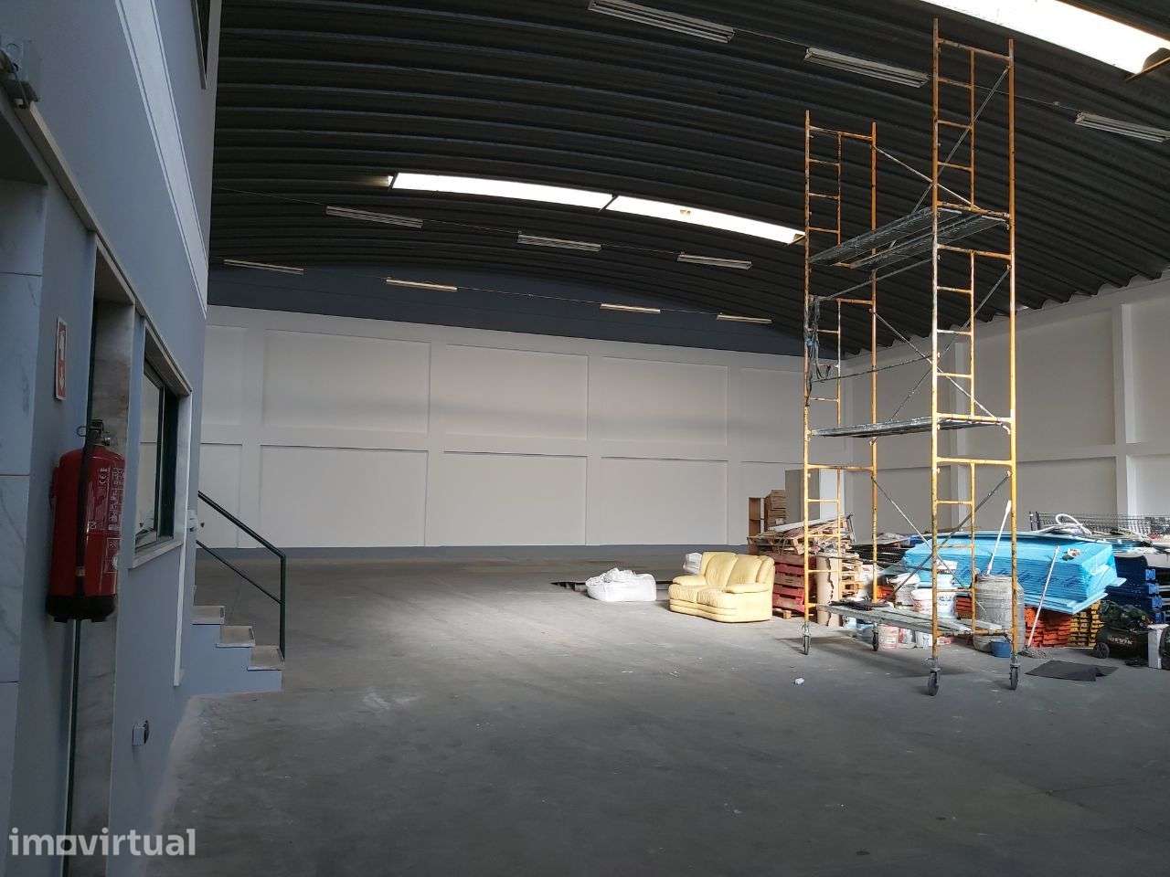 Armazém amplo em zona Industrial bons acessos - Grande imagem: 4/13