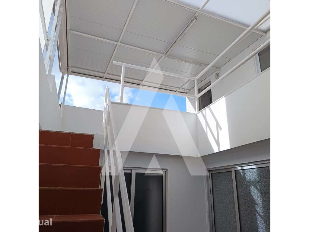 Moradia remodelada, composta por dois apartamentos independentes. - Grande imagem: 3/60