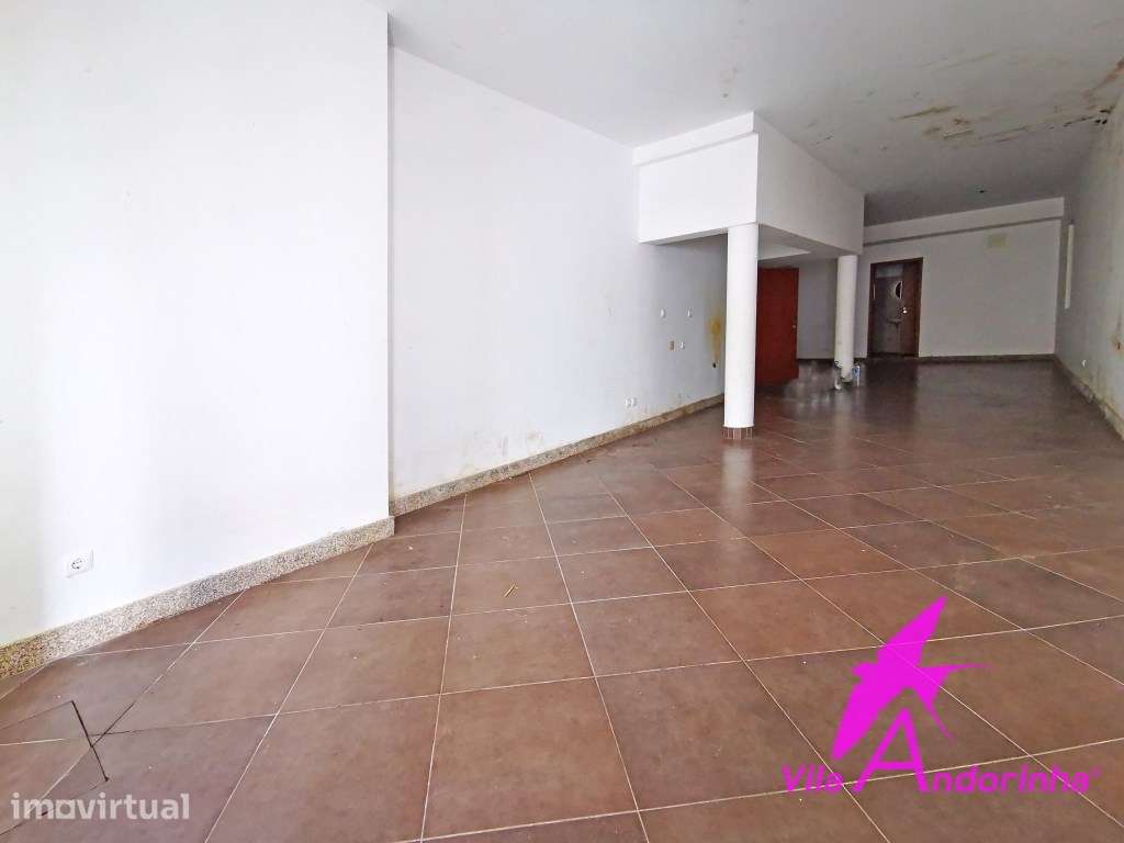 Prédio no centro histórico de Viana - Grande imagem: 4/22