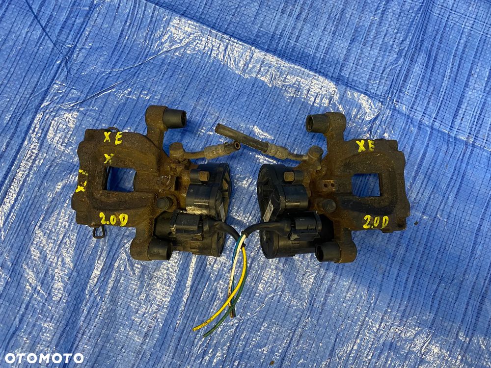 ZACISK HAMULCOWY TYŁ TYLNY LEWY PRAWY Z SILNICZKIEM ELEKTRYCZNY LAND ROVER JAGUAR XE X760 ; XF X260 ; FK72-2K327-BD  FK722K327BD  FK722K328BD  FK722K328BD ORYGINAŁ - 2