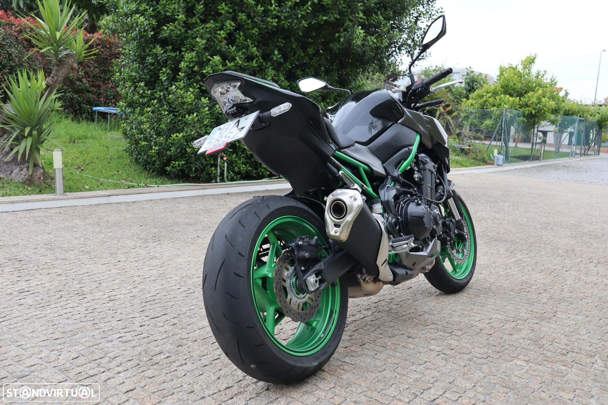 Kawasaki ZR 900F - 21