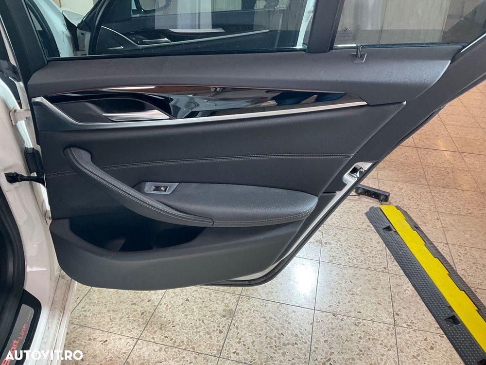 BMW Seria 5 520d Aut. - 30