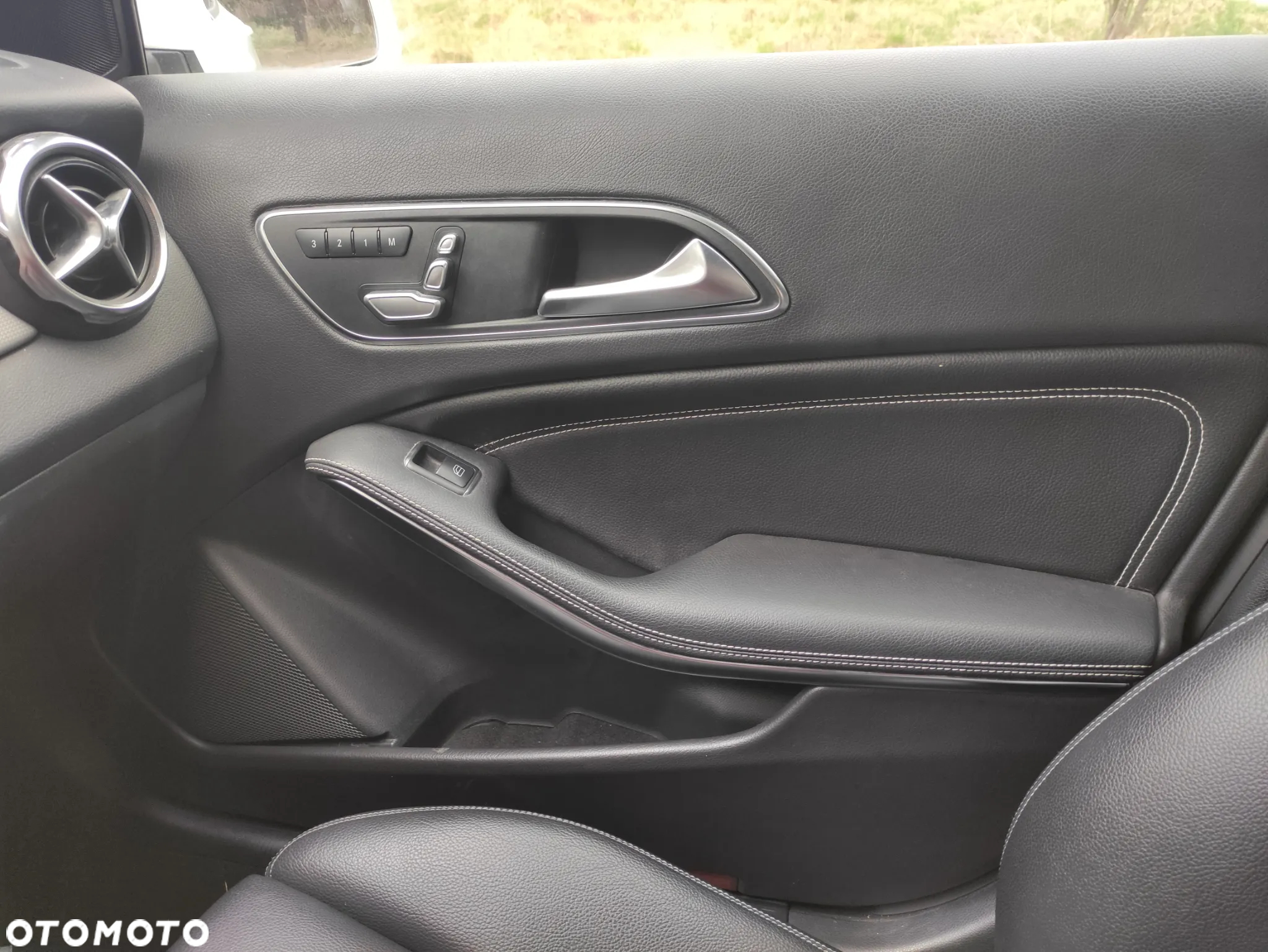 Mercedes-Benz GLA 250 4Matic 7G-DCT - 19