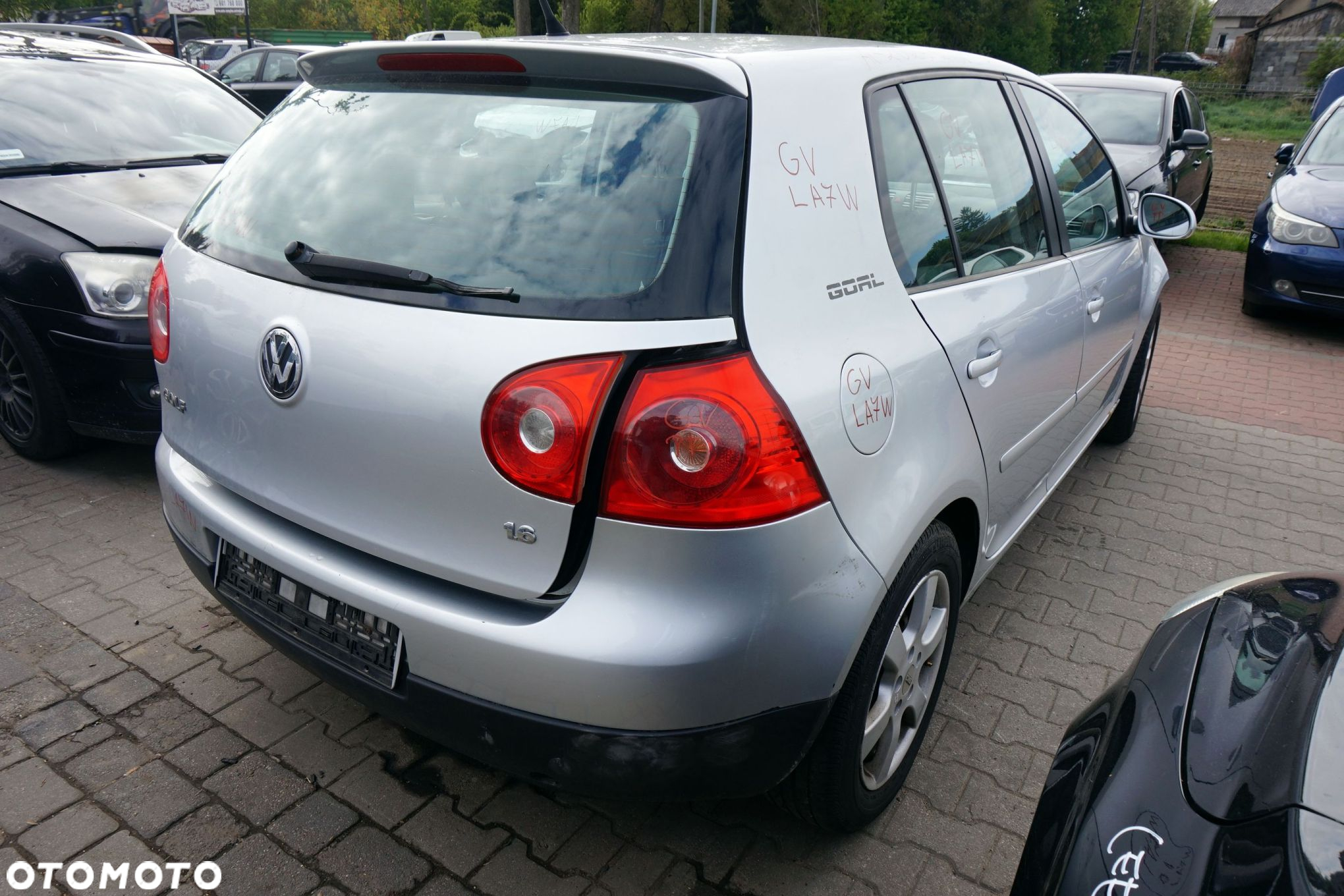 VOLKSWAGEN GOLF V 5D HB 2006 LA7W 1.6 8V BSE 102KM FVH SREBRNY na części - 5