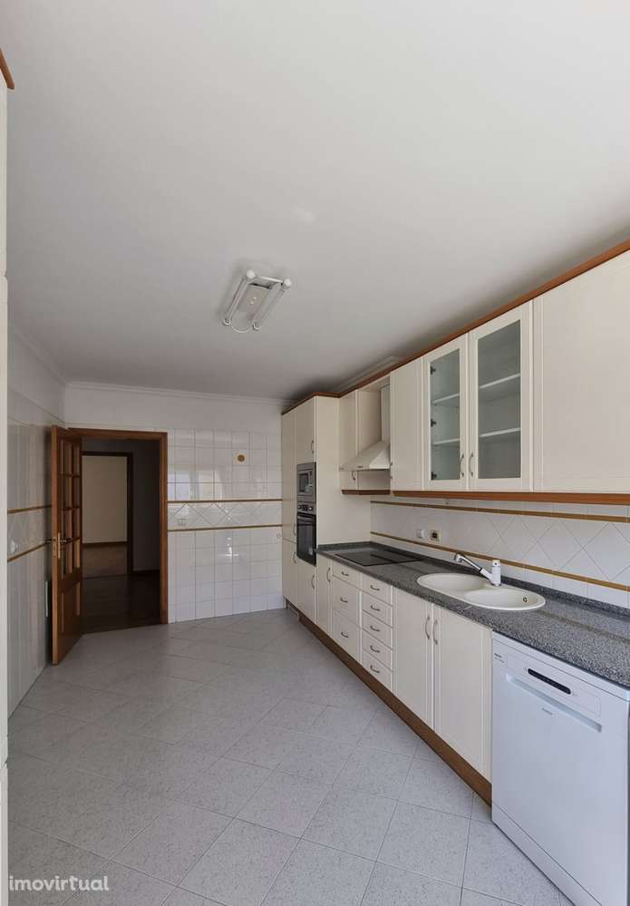 T4 com Garagem e Varanda no Prior Velho - Grande imagem: 3/25