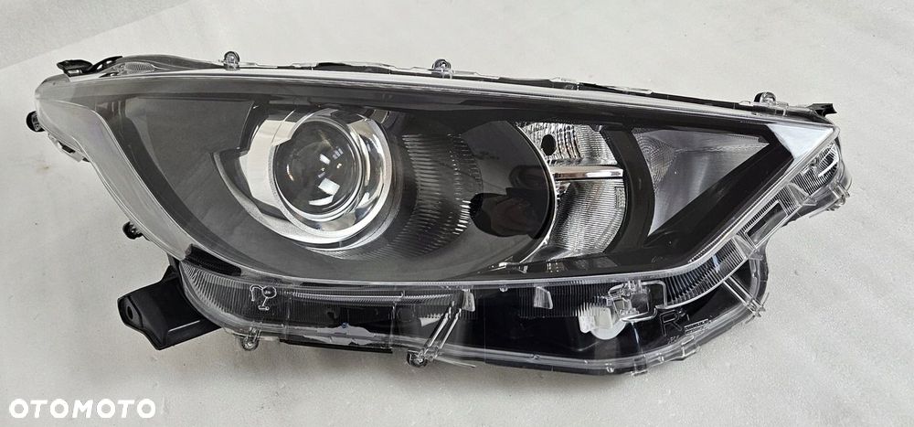 LAMPA PRAWA ZWYKŁA SOCZEWKA TOYOTA YARIS IV 2019- - 2