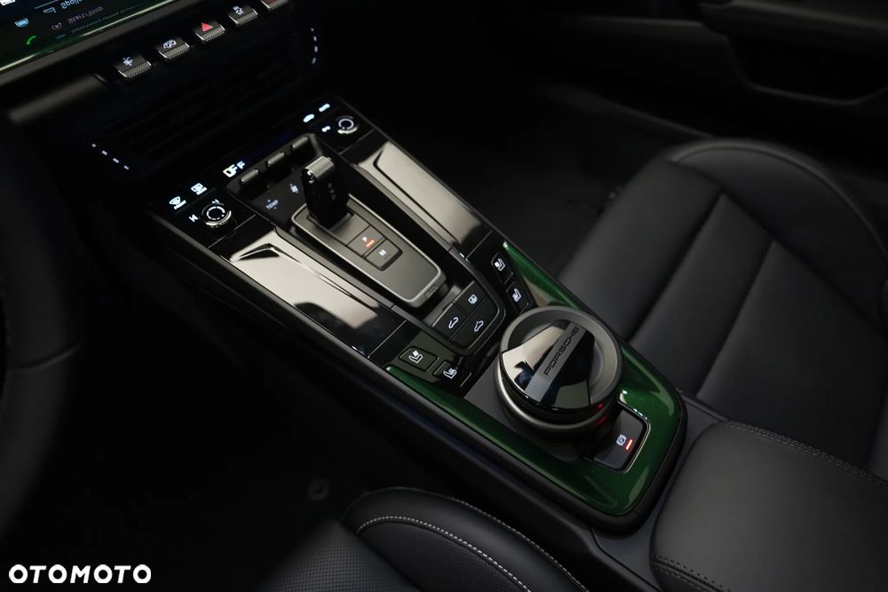 Porsche 911 Carrera 4 GTS - 26