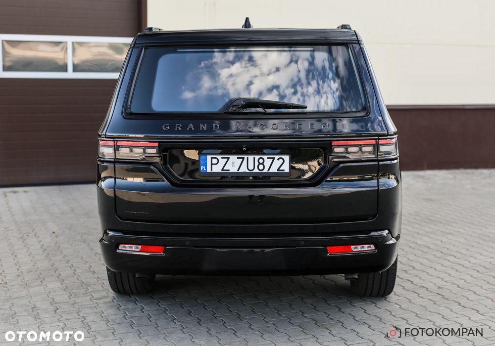Jeep Grand Wagoneer - 15