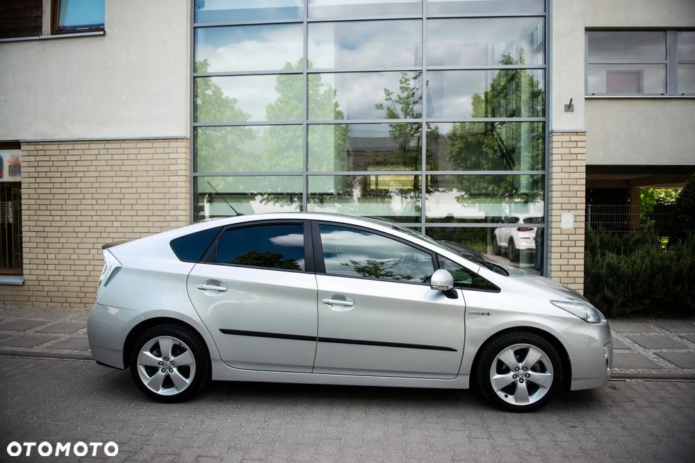 Toyota Prius (Hybrid) Executive - 13