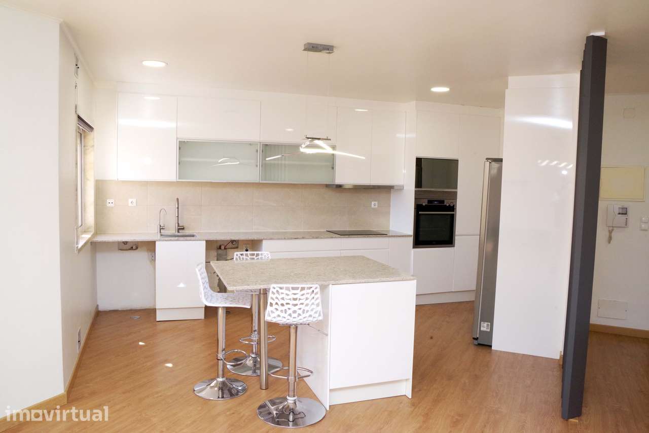 Apartamento T3 Open Space com box para 3 carros e arrecadação - Grande imagem: 5/41