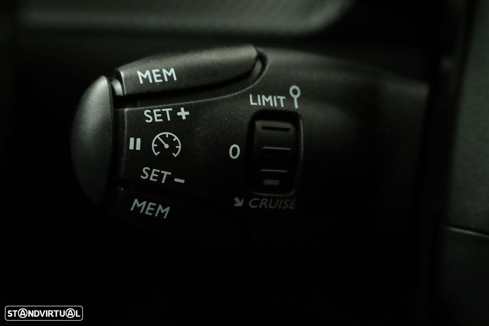 Peugeot 2008 1.2 PureTech Allure EAT8 - 18