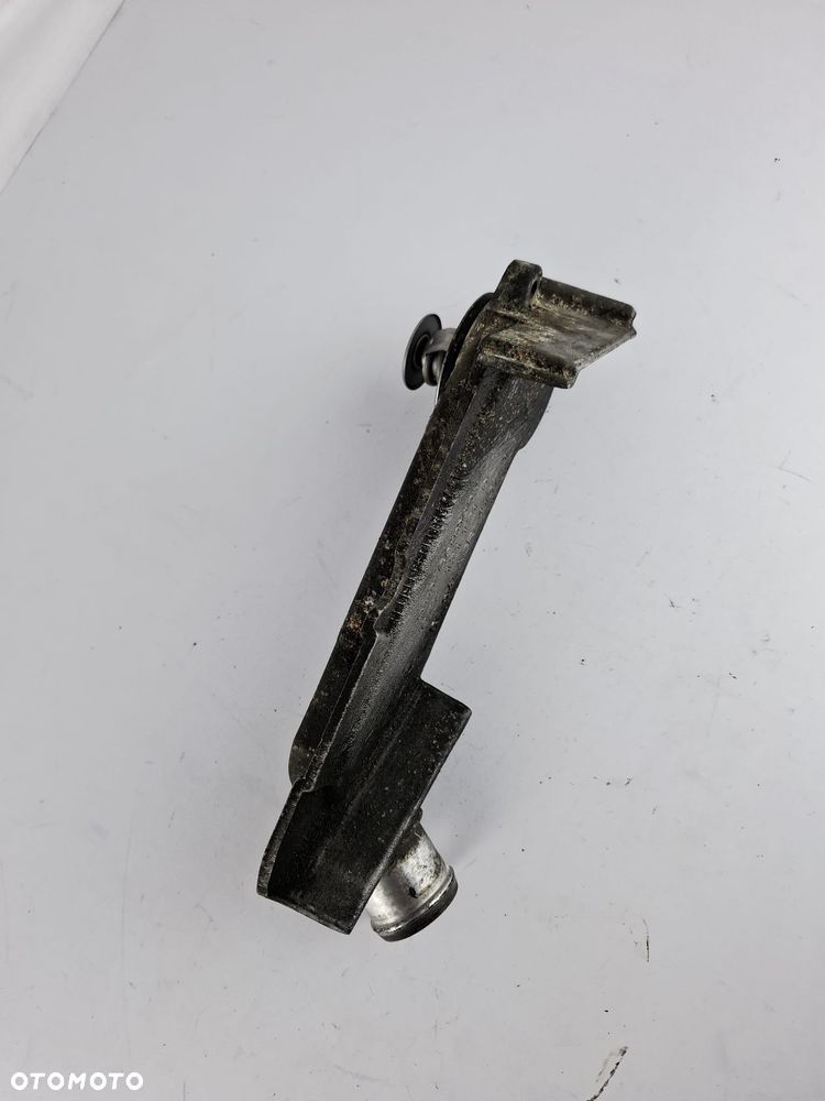 Obudowa Termostatu 3.7 4.2 Audi VW 077121121D - 4